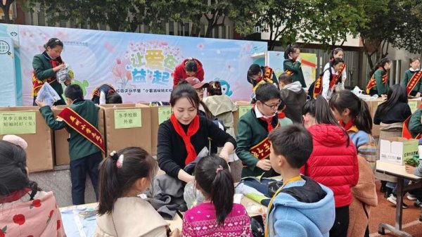 金八号配资 闲置校服循环利用 成都高新区“红领巾小提案”引领校园新风尚