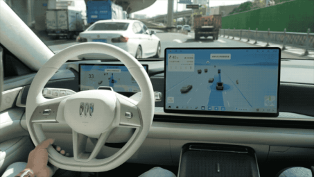 “无断点”城市NOA，主路辅路自主切换通行