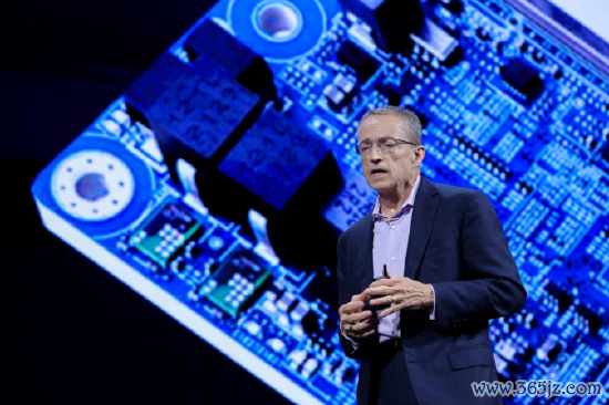 英特尔于2021年聘请帕特·基尔辛格担任首席执行官，旨在扭转公司颓势。